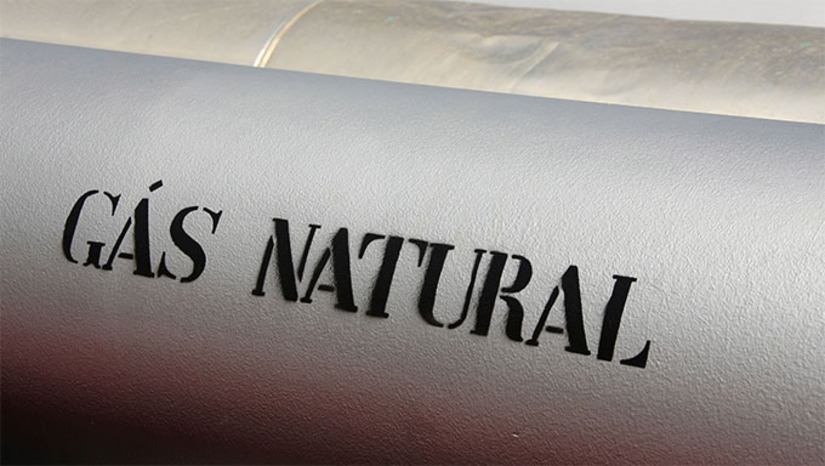   A Petrobras informou que, a partir de 1º de fevereiro, os preços de venda da molécula de gás natural às distribuidoras serão reduzidos em média 7,8%, conforme atualização trimestral prevista em contrato. Desde dezembro de 2022, a redução acumulada no preço da molécula chega a cerca de 38%. A estatal destaca que o preço final ao consumidor depende de outros fatores, como transporte, margens, tributos e regulação estadual, e que a atualização não se aplica ao GLP (gás de cozinha).