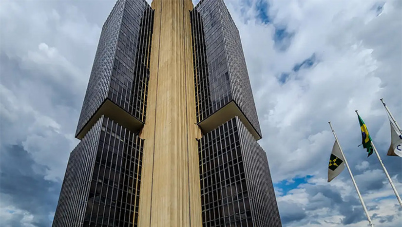   Taxa Selic está no maior nível em quase 20 anos, apesar do recuo do dolar e da inflação. No comunicado, o Copom confirmou que deverá começar a reduzir os juros na reunião de março, caso a inflação se mantenha sob controle e não haja surpresas no cenário econômico