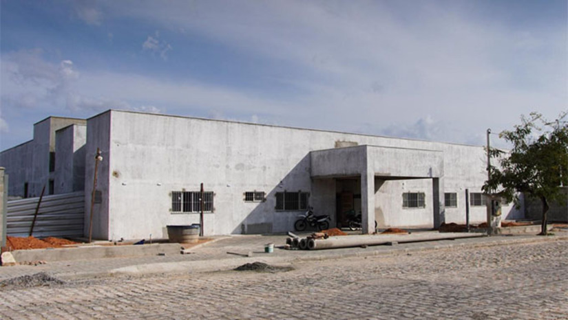   A estrutura contará com salas destinadas a atividades coletivas, atendimento individualizado, medicação e enfermagem, além de áreas de convivência interna e externa e espaços de apoio ao cuidado. Os ambientes foram planejados para garantir acolhimento qualificado, integração dos usuários e acompanhamento contínuo, segundo as diretrizes da atenção psicossocial. Com a entrega do novo CAPS II, Mossoró ampliará e qualificará a rede municipal de atenção à saúde mental, fortalecendo as políticas públicas voltadas ao cuidado integral da população.