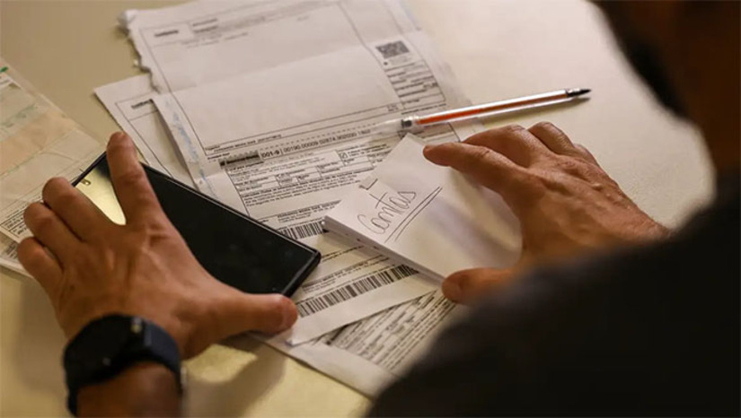   O novo salário mínimo nacional, fixado em R$ 1.621, começa a ser pago aos trabalhadores a partir desta segunda-feira (2). O valor, que representa um aumento de R$ 103, já consta no contracheque referente ao mês de janeiro.