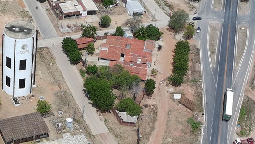 Imagem 1 -  A Caern realizará, entre os dias 3 e 7 de fevereiro, a limpeza preventiva de cinco reservatórios em Mossoró, como parte das ações de melhoria do sistema de abastecimento. Durante os serviços, haverá suspensão temporária do fornecimento de água em alguns bairros. No dia 5/02, a interrupção ocorrerá no Santa Helena e parte do Santo Antônio; já no dia 6/02, os bairros Alto da Conceição, Belo Horizonte, Lagoa do Mato e Centro serão afetados. O abastecimento será retomado de forma gradativa, com normalização em até 48 horas após a conclusão dos serviços.