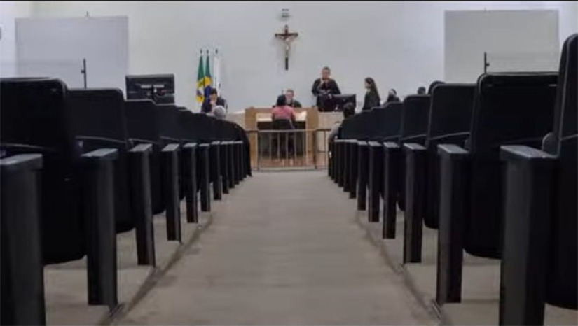   O Tribunal do Júri Popular da Comarca de Mossoró retoma os trabalhos nesta terça-feira, 3 de fevereiro de 2026 as 8h, com o julgamento de Rairon Wanderson Ferreira de Sousa, réu preso pelo assassinato de Magdiel Ferreira de Freitas, conhecido como Galego das Tatuagens, ocorrido em 27 de março de 2024, no bairro Bom Jardim. Segundo o Ministério Público, o crime teria sido cometido a mando de uma facção criminosa, motivado por uma dívida de R$ 30 mil da vítima, e contou com a participação de Érico Vinícius Dantas do Nascimento. O caso foi investigado pela DHPP de Mossoró. 