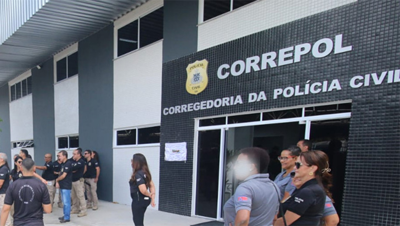    A delegada omitiu que o mesmo advogado que foi procurá-la no plantão é o que, um ano antes, havia conseguido garantir sua admissão na Polícia após 11 anos tentando carreira. O MP vai investigar a conduta dela em todos os seus atos, em especial no caso do “divórcio milionário” de Fabiana Gordilho e Lucas Abud. O cérebro por trás das articulações é o advogado Eugênio Kruschewsky, que trabalhou para o Banco Master e tem convocação pedida para a CPI do INSS. A assessoria da Polícia avisou não haver investigação contra ela. Mas é porque o MP, como citamos, vai iniciar a apuração. MAIS, NA COLUNA ESPLANADA
