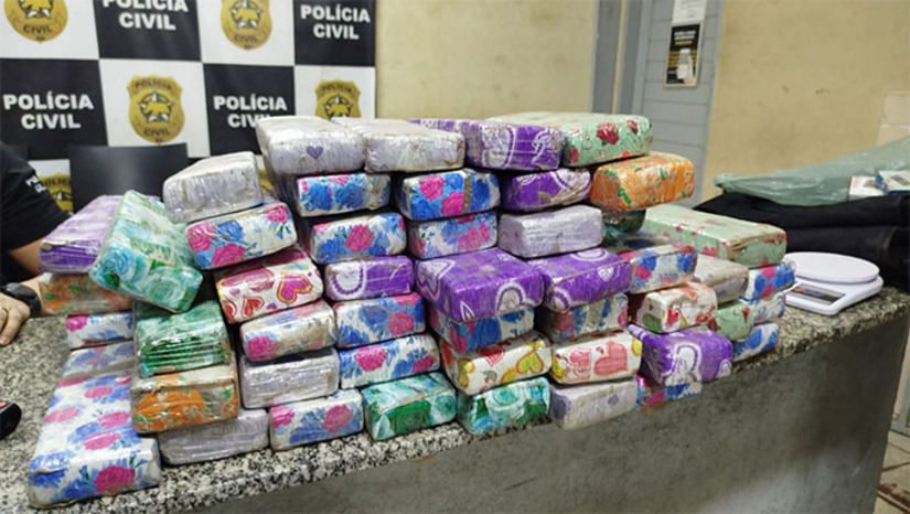   A Polícia Militar realizou, nesta segunda-feira (02), uma grande apreensão de drogas no bairro Paredões após receber denúncia anônima de disparos de arma de fogo na Rua Anatália de Melo Alves. Durante buscas no local, os policiais encontraram quase 100 kg entorpecentes enterrados em baldes e tambores, além de munições de diversos calibres, coletes balísticos e balanças de precisão. O material apreendido, avaliado em cerca de R$ 300 mil, foi encaminhado à Delegacia de Plantão para os procedimentos legais.
