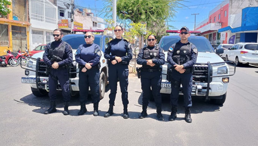 Imagem 1 -  A Patrulha Maria da Penha da Guarda Civil Municipal de Mossoró completa cinco anos de atuação com resultados expressivos no enfrentamento à violência contra a mulher. Desde sua criação, em dezembro de 2020, a iniciativa já acompanhou 916 mulheres e não registrou nenhum caso de feminicídio entre as assistidas. Além do atendimento às ocorrências e do acompanhamento de medidas protetivas, a Patrulha atua de forma preventiva e educativa, integrada a uma rede com o Judiciário, Ministério Público e forças de segurança, funcionando 24 horas por dia para garantir proteção e acolhimento às mulheres.
