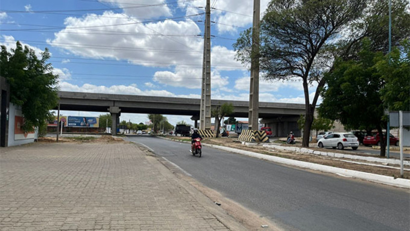 Imagem 1 -  A Prefeitura de Mossoró realizará, a partir das 6h30 desta quarta-feira (4), uma intervenção viária na Avenida Abel Coelho, no trecho entre a BR-304 e a Rua Ezequiel Fernandes, no sentido Centro/Abolição. A ação, que segue até a quinta-feira, tem como objetivo melhorar o sistema de drenagem da via e garantir mais segurança e fluidez no trânsito, especialmente em períodos de chuva. Durante os serviços, motoristas devem utilizar rotas alternativas, com apoio e orientação de agentes de trânsito da SESDEM.