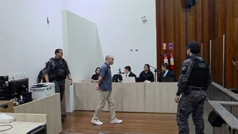   Tribunal do Júri Popular aconteceu nesta terça-feira, 3, no Forum Municipal de Mossoró, sob a presidência do juiz Vagnos Kelly. Na acusação, o promotor de Justiça Armando Lúcio. Na defesa, o advogado Sergimar Oliveira. O réu Rairon Wanderson foi denunciado de matar Magdiel Ferreira, no dia 27 de março de 2024, numa emboscada, a manda de uma facção, a qual a vítima devia R$ 30 mil. Réu inicia pena em regime fechado.