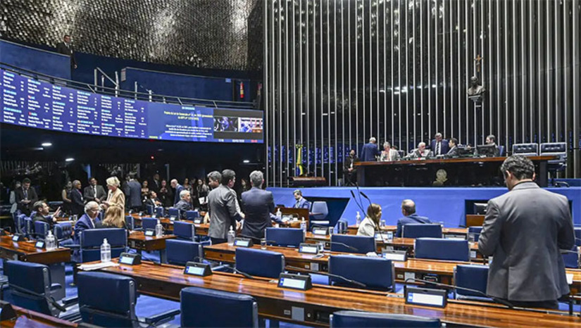   A MP, cuja validade termina em 11 de fevereiro, foi aprovada em menos de 24 horas tanto na Câmara quanto no Senado, e agora segue para sanção presidencial, já que os parlamentares fizeram algumas alterações no texto. O texto assegura gratuidade no botijão de gás de cozinha (GLP) de 13 quilos (kg) a famílias inscritas no Cadastro Único para Programas Sociais do Governo Federal (CadÚnico), desde que tenham renda per capita de até meio salário mínimo.