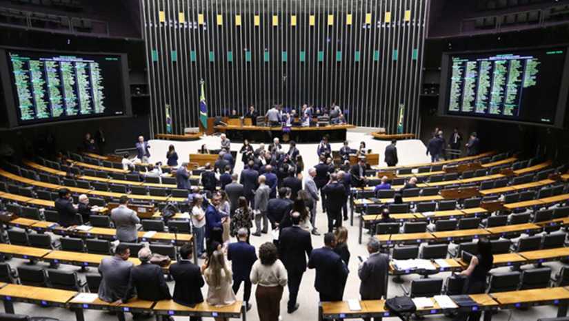   O debate em torno da regulação do delivery no Brasil, com o Grupo de Trabalho comandado pelo ministro palaciano Guilherme Boulos tramitando sem apoio de empresários e da categoria, segue uma trilha arriscada, parecida com o que houve nas cidades americanas. Nos Estados Unidos, a tentativa de proteger demasiadamente trabalhadores sem a necessária interface com o patronato resultou no repasse dos custos para consumidores e restaurantes. Tanto lá, quanto aqui, o cenário é de inviabilidade no setor, com efeito, dominó drástico: preços mais altos, restaurantes fechando as portas, menos pedidos e, consequentemente, queda de postos de trabalho para entregadores. A conferir.