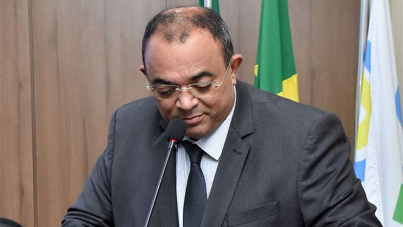   Em seu discurso, o prefeito Salomão fez um balanço das ações de 2025, destacando o equilíbrio fiscal, com salários em dia, fornecedores pagos e previdência organizada. Ressaltou os avanços na infraestrutura, especialmente em pavimentação urbana e rural, e anunciou para 2026 a construção de 150 moradias populares com recursos próprios. A mensagem também evidenciou melhorias nas áreas de saúde, assistência social, educação, agricultura, esporte, turismo e desenvolvimento econômico.