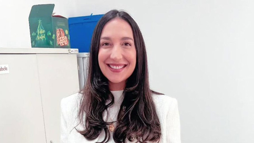   Carece de explicações a informação da Polícia Civil de Salvador de que não há investigação contra a delegada Priscila Lued. A reportagem teve ciência de apuração na Corregedoria sobre os fatos ainda sem conclusão. E o parecer do MP sobre a suspeita de conduta parcial dela contra o empresário Lucas Abud indica que a delegada deve, sim, tomar a iniciativa de se explicar à chefia. Veja mais no site da Coluna.