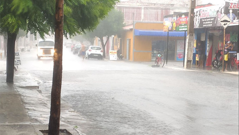   Fortes chuvas atingiram bairros de Mossoró na madrugada desta quinta-feira (5), levando a Defesa Civil a reforçar orientações de prevenção para reduzir riscos e prejuízos. Entre as recomendações estão não jogar lixo nas ruas, desligar aparelhos elétricos durante as chuvas, evitar o uso de equipamentos ligados à tomada e não se abrigar sob árvores ou estruturas metálicas.  A Prefeitura segue com ações preventivas, como a limpeza de canais e galerias, para melhorar o escoamento da água. O Inmet emitiu alerta amarelo para a região até sábado (7). Em emergências, a população deve acionar a Defesa Civil (199) ou o Corpo de Bombeiros (193).
