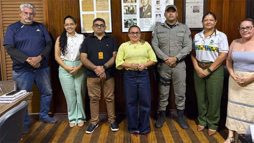   O planejamento foi definido durante reunião realizada nesta quarta-feira (04), que contou com a participação da Prefeita Cinthia Sonale, Polícia Militar, da Secretaria de Turismo e Eventos, da Secretaria de Obras e Urbanismo, da Secretaria de Gabinete e de representantes da empresa de segurança privada contratada para o evento.  O efetivo será composto por Polícia Militar, Polícia Civil, grupamentos especializados, segurança privada e bombeiros civis, garantindo um esquema integrado de proteção ao público, com ações preventivas e de resposta rápida.