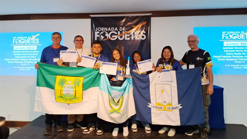   Os alunos Victor Emanuel Tertulino, Jainy Karla Queiroz e Tainá Pâmela Menezes, da Escola Municipal Vereador José Bernardo, localizada no sítio Passagem de Pedra, zona rural de Mossoró, conquistaram a medalha de ouro na Olimpíada Brasileira de Astronomia, Astronáutica e Foguete (OBAFOG) 2026. A competição aconteceu na cidade de Piraí, no Rio de Janeiro, e reuniu estudantes de diversos estados do país. O resultado foi divulgado na quinta-feira (5) e representa uma grande conquista para os estudantes, que levaram o nome do município ao cenário nacional.