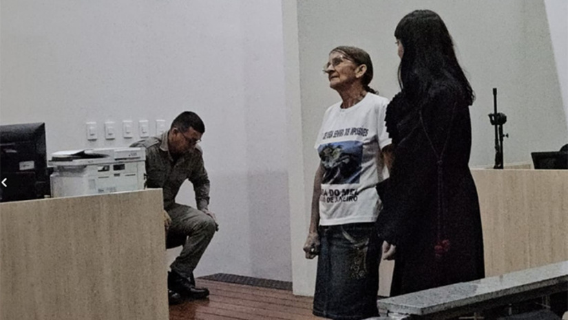   A agricultora Dalvanir Santos da Silva, de 74 anos, foi absolvida pelo Tribunal do Júri Popular, de Mossoró=RN, do assassinato do marido, o também agricultor Everaldo Dantas da Silva, de 77 anos, crime este ocorrido na Vila Rio de Janeiro, na Serra do Mel, no dia 11 de janeiro de 2024.   O promotor de Justiça Ítalo Moreira Martins, que havia denunciado Dona Dalva na instrução do processo, no plenário TJP mudou pensamento, pedindo a absolvição da ré. A advogada de defesa Maria Clívia Duarte disse que a sentença foi libertadora para Dona Dalvanir.