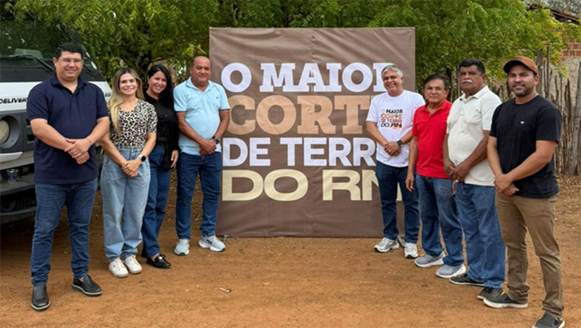   Com investimento em recursos próprios de 900 mil reais e a utilização de 4.500 horas de trator, a gestão municipal se consolida como o maior corte de terra já realizado no estado. O programa teve início simbólico, ontem, 04/02, na Comunidade de Três Marias. Para o prefeito Artur Vale, a ação representa um compromisso com quem vive do campo. “É uma alegria enorme poder ajudar o homem e a mulher do campo, garantindo condições para produzir, trabalhar com dignidade e fortalecer a economia de Governador Dix-Sept Rosado”, afirmou.