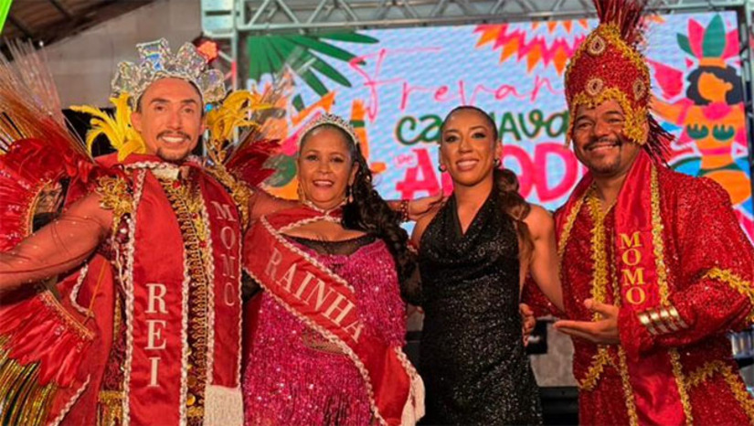   O título de Rei Momo foi entregue a Júnior Andrade, enquanto Janaína Melo recebeu a coroa de Rainha do Carnaval 2026. Com a coroação da nova realeza, a Frevança 2026 abre oficialmente alas para dias intensos de festa, celebrando o calor humano, a tradição e a alegria que fazem do Carnaval de Apodi um dos maiores e mais marcantes do estado.