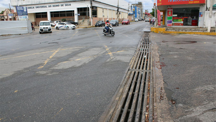   A região do Mercado da Cobal, em Mossoró, deixou para trás os frequentes alagamentos após serviços de manutenção na rede de drenagem realizados pela Prefeitura de Mossoró. As intervenções incluíram limpeza e desobstrução de uma galeria antiga, recuperando sua capacidade de escoamento das águas pluviais. Segundo a Secretaria de Infraestrutura, o sistema tem funcionado adequadamente mesmo após chuvas recentes. 