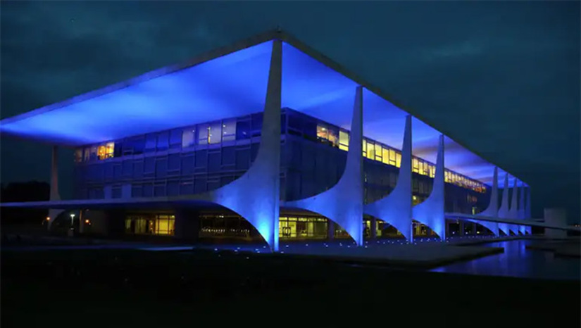   Os bastidores das negociações apontam que os três grandes partidos de Centro vão fincar cada pé nos dois lados na iminente polarização. Os comandos do PSD, do União e do Progressistas (estes dois últimos em federação) vão liberar as bancadas para fechar com Lula da Silva (PT) e Flávio Bolsonaro (PL) nos Estados, sem coalizão nacional. Cada diretório regional escolherá seu lado, no melhor cenário que lhes beneficie nas urnas. E para confundir mais o eleitor, em cada Estado as bancadas vão liberar seus deputados para apoiarem quem quiserem. Será a campanha dos juntos & misturados. Assim, eles levam a melhor: Independentemente de quem vencer a eleição, as três legendas garantem seus espaços no futuro Governo federal. Veja mais na COLUNA ESPLANADA