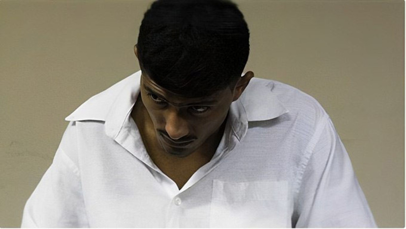   Luiz Dom Diego Dantas, conhecido como “Pombinha”, de 39 anos, volta a ser julgado no Fórum Municipal de Mossoró pelo assassinato do carroceiro Severino Pereira Neto, ocorrido em 10 de setembro de 2022, nas proximidades da Cobal. Já condenado a 35 anos de prisão por dois homicídios anteriores, cometidos em 2008 e 2012, além de responder por assaltos, o réu acumulou histórico de prisões e liberações judiciais. No crime mais recente, ele utilizou o carro da própria mãe, identificado por câmeras de segurança, o que levou à sua prisão. O julgamento acontece nesta terça-feira (10), a partir das 9h. A sentença deve ser lida no início da tarde.