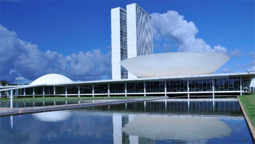   O envio da PEC 8/2025 para a CCJ da Câmara dos Deputados foi uma forma de o presidente da Casa, Hugo Motta, se livrar da pressão forte que sofre dos partidos da esquerda neste início de ano. A proposta, que reduz a jornada de trabalho de 6 dias por 1 de folga, para 4 de trabalho x 3 de folga, pode ser uma das bandeiras eleitorais do presidente Lula da Silva. Mas desagrada a um Congresso Nacional predominantemente patronal, que lança mão do discurso de que o Brasil precisa produzir.