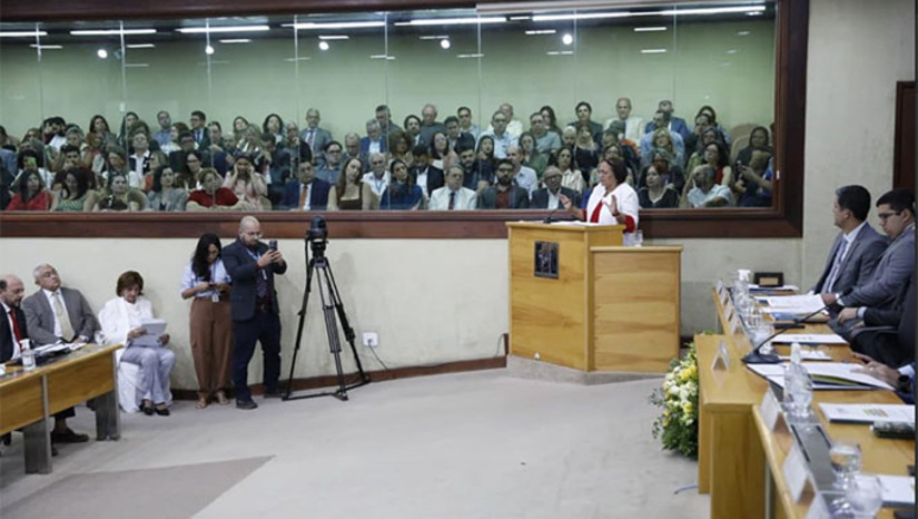   Em sua mensagem anual do Executivo à Assembleia Legislativa, a governadora Fátima Bezerra destacou os avanços alcançados em sete anos de gestão, como a melhoria dos indicadores socioeconômicos do Rio Grande do Norte. Entre os principais pontos, citou investimentos em infraestrutura hídrica e rodoviária, geração de empregos, fortalecimento da segurança pública, avanços na educação e na saúde, além de parcerias com o governo federal que impulsionaram o desenvolvimento do estado, como a duplicação da BR-304.