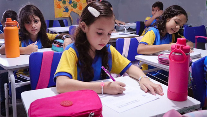   A conquista do Selo Ouro reflete o compromisso da gestão da prefeita Cinthia Sonale com o fortalecimento da educação pública em Grossos. A administração municipal tem investido de forma contínua na valorização dos professores, garantindo anualmente o reajuste do piso salarial do magistério, além de promover a reforma e manutenção das escolas municipais.   A gestão também assegura fardamento e material escolar gratuitos para os alunos, bem como merenda de qualidade e transporte escolar e universitário eficientes, reforçando as condições necessárias para a aprendizagem e o desenvolvimento dos estudantes.