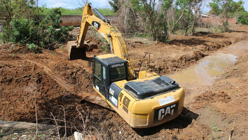   O objetivo da ação é assegurar melhores condições de escoamento das águas pluviais. As intervenções incluem a remoção de sedimentos, resíduos sólidos e outros materiais que comprometem a capacidade hidráulica do canal, contribuindo diretamente para a prevenção de alagamentos e inundações, especialmente durante o período chuvoso.