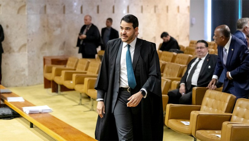   O nome escolhido pelo presidente Lula da Silva para a vaga de Luís Barroso no Supremo Tribunal Federal, mas ainda não oficializado para sabatina no Senado, aguarda um aval do chefe para novamente percorrer a Casa Alta atrás da simpatia dos senadores. Atualmente, sua aprovação é tida como incerta. Há leve vantagem na contabilidade do Palácio, mas o presidente não quer correr risco de um vexame histórico. Messias, no entanto, está pendurado ao telefone buscando aliados fora do Congresso Nacional. E estes potenciais aliados têm peso na declaração dos parlamentares.