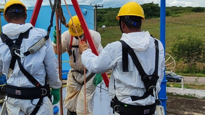   A Caern realiza nesta semana a manutenção de quatro reservatórios em Mossoró, mas apenas o serviço no P-27 afetará o abastecimento. A suspensão da água ocorre nesta quarta-feira (11), a partir das 7h, com religamento previsto para as 7h da quinta-feira (12), e normalização em até 48 horas. Serão afetados os bairros Rincão (Conjunto Vingt Rosado), Costa e Silva (Alto da Pelonha), Loteamento Santorini e Conjunto Maria Odete Rosado. Nos reservatórios do Abolição II, Sítio Estreito e Alto de São Manoel não haverá interrupção.