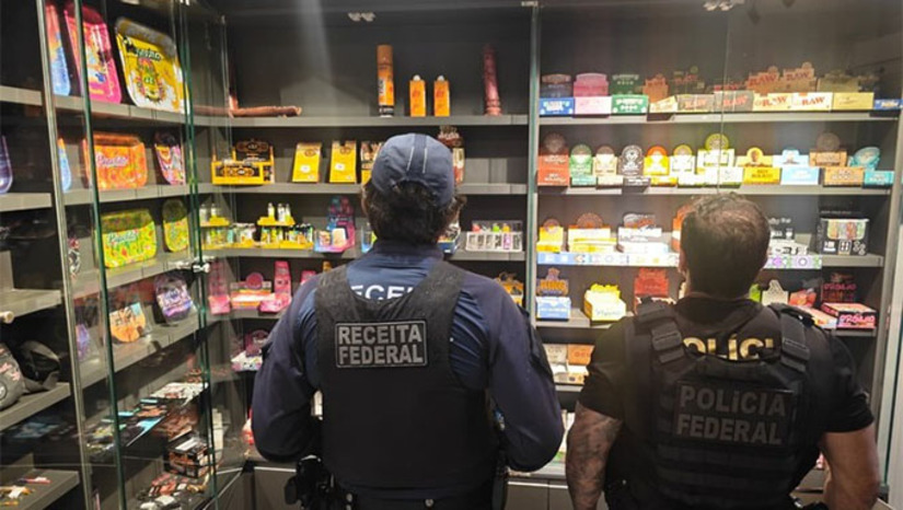   Foram cumpridos dois mandados de busca e apreensão, expedidos pela Justiça Federal no Rio Grande do Norte, em estabelecimentos comerciais de Natal onde havia indícios de venda dissimulada de cigarros eletrônicos. Os dispositivos eletrônicos para fumar são proibidos no país por órgão regulador competente e, em geral, entram no país via contrabando. Também é vedada a comercialização de produtos fumígenos aromatizados. Além dos dispositivos, foram apreendidos acessórios eletrônicos e outros produtos importados com indícios de irregularidade fiscal, podendo caracterizar o crime de descaminho.