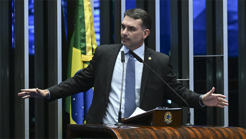   Surpresa no cenário, com alta meteórica nas pesquisas de intenção de votos para a Presidência, o senador Flávio Bolsonaro (PL-RJ), filho do ex-presidente Jair, faz um “road show” pela Europa e Oriente Médio há duas semanas para se apresentar como o maior candidato da direita na futura eleição. Tem conversado com líderes de diferentes países e empresários de multinacionais. Flávio se declara como nome da direita moderada e tem repetido que quem faz política com ódio é o presidente Lula da Silva. Enquanto isso, o PL procura um vice que seja estratégico para sua chapa. O apoio dos bolsonaristas ele já garante. O partido agora busca um nome do Nordeste, de preferência uma mulher, que some até 15% de votos para um eventual 2º turno.