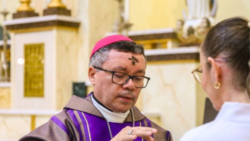   A programação contempla as paróquias de Mossoró e a cidade de Tibau (RN). Em todas as missas será realizado o rito da imposição das cinzas, sinal do chamado à conversão e à vivência do Evangelho, conforme a exortação: “Convertei-vos e crede no Evangelho.” Na Catedral de Santa Luzia, as celebrações acontecerão às 17h e às 19h. A missa das 19h será presidida pelo bispo diocesano, Dom Francisco de Sales. Em Tibau (RN), a missa de Cinzas acontece às 17h na Igreja Rainha da Paz.