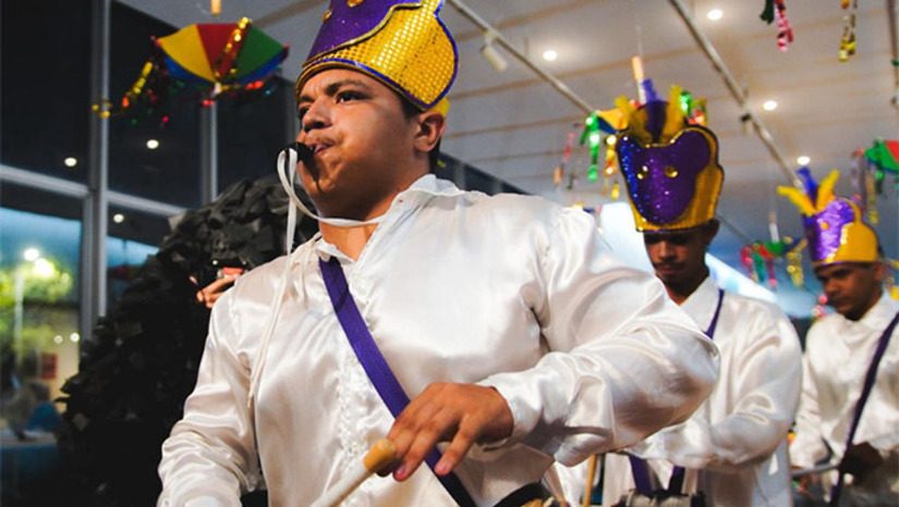   A Agenda Cultural desta semana traz uma programação especial de Carnaval, com atividades de quinta-feira (12) a terça-feira (17), em Mossoró. A programação inclui blocos de rua, shows musicais, exposições, cortejos culturais e debates sobre o fortalecimento do carnaval de rua.  Entre os destaques estão as atrações no Memorial da Resistência, no Museu Histórico Lauro da Escóssia e na Praça do Portal do Saber, além das atividades promovidas pelo grupo “O Pessoal do Tarará”, com blocos tradicionais, cortejos da Boneca Mamãe Dolores e a Festa do Mela-Mela na comunidade da Baixinha.