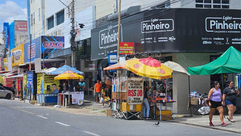   O comércio funcionará normalmente no sábado (14), ficará fechado no domingo (15), na segunda-feira (16) pelo feriado do Dia do Comerciário e na terça-feira (17), retomando as atividades na quarta-feira (18). O Partage Shopping Mossoró terá horários diferenciados, enquanto os supermercados funcionarão em horário especial. As agências bancárias permanecerão fechadas na segunda e terça-feira, reabrindo na quarta-feira a partir das 12h.