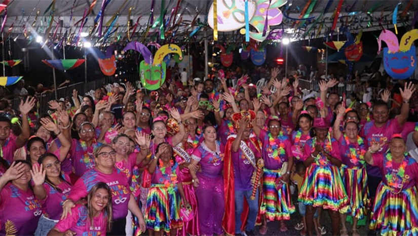   A festa começa às 19h com o Baile da Melhor Idade, com o grupo de Idosos Reviver, ao som do artista da terra Tony Dilmar. Para este ano, a festa tem como tema noite cigana e durante o evento, será escolhido o Rei e a Rainha da Melhor Idade. O baile acontece em frente à Secretaria de Assistência Social. Após o baile, às 21h é a vez do Encontro de Blocos com a Banda Bota Pra Torar no Largo da Rodoviária que promete tomar as ruas com muita energia, cores e animação. A prefeitura de Grossos confirma que a festa contará com uma superestrutura, pensada para oferecer conforto ao público, segurança reforçada, equipes de saúde e base descentralizada do SAMU, fortalecendo o turismo e movimentando a economia local.