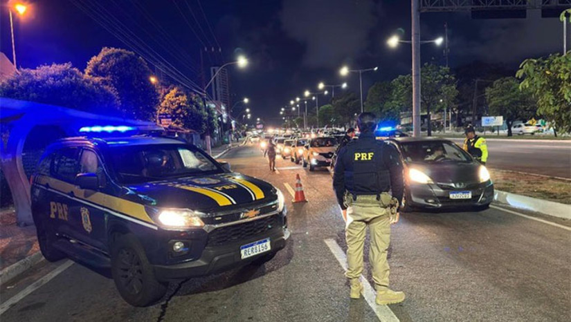   Os mandados foram cumpridos nas cidades de Apodi/RN, Natal/RN, Goianinha/RN e Mossoró/RN. Em Apodi, na noite de sexta, 13, um mossoroense de 45 anos foi preso por não pagar pensão em Mossoró-RN.  Já na manhã de sábado (14), às 08h28, no km 95 da BR-101, um homem de 56 anos, em Natal. Ainda na tarde de sábado, a PRF prendeu um homicida paraibano na BR 101, em Goianinha-RN.  Em Mossoró-RN, no mesmo horário, a PRF prendeu o motorista de ônibus por ordens judicial por espancar a mulher.