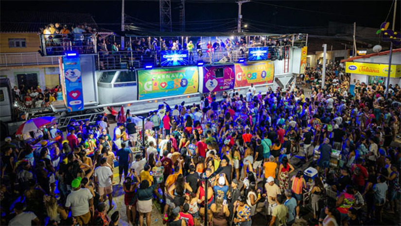   A festa começa às 17h com Dan Ventura, que comanda o arrastão no Trio Metrô, levando energia e muito agito aos foliões. Às 20h, é a vez de Yure e os Barões, que sobem ao palco no Largo da Rodoviária com um show preparado especialmente para o público do carnaval.  A animação segue até a noite com mais um grande arrastão no Trio Metrô, às 23h, comandado por Luanderson, garantindo que ninguém fique parado.  Durante o intervalo dos shows, o público contará ainda com a apresentação de Juninho Swing 7, no palco alternativo, mantendo o clima de festa do início ao fim.