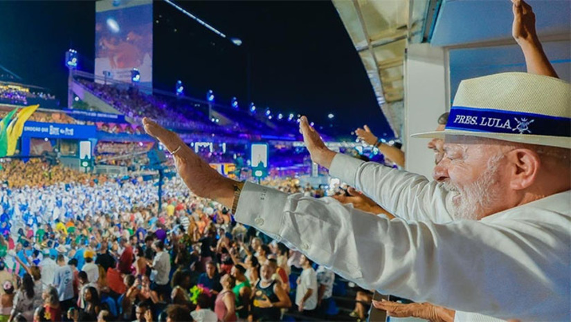   Não foi por falta de alertas (todos eles tímidos) ao presidente Lula da Silva. Mas a esposa, classificada por muitos entre portas de “deslumbrada”, comprou a briga até o desfile na Sapucaí, no Rio. Agora, a conta vai chegar e o Tribunal Superior Eleitoral terá o desafio de, diante de tantas provas televisionadas e documentadas, decidir se houve abuso de poder econômico e propaganda eleitoral antecipada na homenagem da Escola de Niterói ao petista. As cenas de atores insinuando Jair Bolsonaro preso são de menos. Lula pisou na pista para sambar e ser bajulado; a primeira-dama quase subiu num carro alegórico; há milhões de reais de dinheiro federal investidos na agremiação e um samba-enredo que é uma ode ao político em ano de campanha na qual tentará a reeleição. O potencial adversário direto Flávio Bolsonaro será o 1º a denunciar o caso ao TSE. Uma enxurrada de ações populares e de partidos virão em seguida.