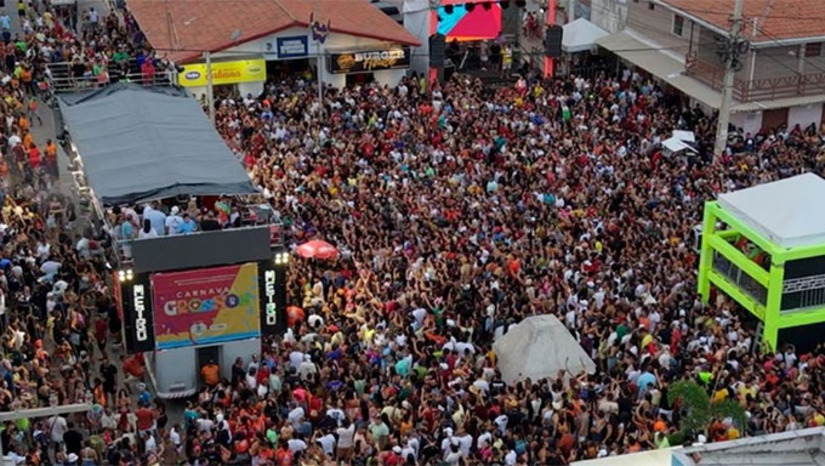 Imagem 1 -  A terça-feira de Carnaval em Grossos foi marcada por um grande arrastão da Banda Grafith, que levou uma verdadeira multidão à Avenida Raimundo Gonçalves e não deixou ninguém parado ao som de seus maiores sucessos. A programação seguiu com Renata Falcão, Lucas Boquinha e a banda grossense Zuyrê. O evento também impulsionou a economia local, com praça de alimentação lotada, comerciantes satisfeitos e ocupação total das pousadas, além de forte esquema de segurança. A festa continua na Quarta de Mel, com Aline Reis ao meio-dia e a banda Olodum encerrando o Carnaval às 16h.