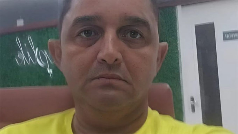 Imagem 1 - A Polícia acredita que o alvo dos atiradores, cerca de 8 homens em 4 motos, era o filho de Ildo Rebouças, que é preso de justiça. Ele teria fugido dos atiradores pulando muros das casas. A região do bairro Barrocas vive momentos de terror, com ataques nas residências e assassinatos, protagonizado por facções. Imagem 1 - A Polícia acredita que o alvo dos atiradores, cerca de 8 homens em 4 motos, era o filho de Ildo Rebouças, que é preso de justiça. Ele teria fugido dos atiradores pulando muros das casas. A região do bairro Barrocas vive momentos de terror, com ataques nas residências e assassinatos, protagonizado por facções.