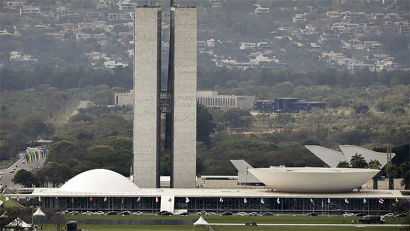 Imagem 1 - Lula vetou trechos que previam os chamados penduricalhos, que permitiriam o pagamento acima do teto constitucional, que hoje é de R$ 46.366,19. Os chamados penduricalhos, que foram vetados, são os aumentos graduais nos salários de 2027, 2028 e 2029; pagamentos retroativos de despesas continuadas; e a criação de uma licença compensatória que previa dias de folga que poderiam ser convertidos em dinheiro no caso de atividades extras, como sessões noturnas, auditorias e plantões. Imagem 1 - Lula vetou trechos que previam os chamados penduricalhos, que permitiriam o pagamento acima do teto constitucional, que hoje é de R$ 46.366,19. Os chamados penduricalhos, que foram vetados, são os aumentos graduais nos salários de 2027, 2028 e 2029; pagamentos retroativos de despesas continuadas; e a criação de uma licença compensatória que previa dias de folga que poderiam ser convertidos em dinheiro no caso de atividades extras, como sessões noturnas, auditorias e plantões.