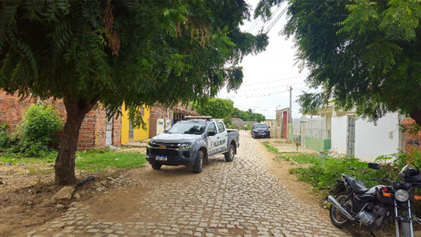 Imagem 1 - A Polícia Militar confirmou o segundo homicídio em cinco dias na Rua José Malaquias, na região da Favela do Fio, em Mossoró-RN. Um jovem de 18 anos já havia sido morto no local no dia 15, e outro assassinato foi registrado na mesma rua nesta quarta-feira (18). No mesmo dia, um eletricista de 48 anos também foi morto a tiros no bairro Barrocas. Mossoró Hoje apura oa fatos. Imagem 1 - A Polícia Militar confirmou o segundo homicídio em cinco dias na Rua José Malaquias, na região da Favela do Fio, em Mossoró-RN. Um jovem de 18 anos já havia sido morto no local no dia 15, e outro assassinato foi registrado na mesma rua nesta quarta-feira (18). No mesmo dia, um eletricista de 48 anos também foi morto a tiros no bairro Barrocas. Mossoró Hoje apura oa fatos.