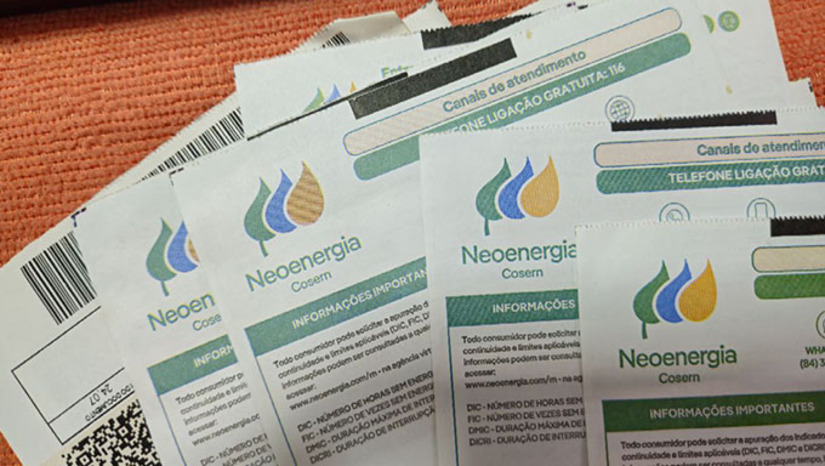   A Neoenergia, maior distribuidora do Brasil e controlada por espanhóis, enfrenta casos sérios País adentro. Semana passada, o Ministério Público Federal cercou a empresa no Distrito Federal, com denúncia de que – em palavras bem diretas – nas maiores demandas, a companhia deixa rolar um apagão em cidades mais pobres para manter a luz dos abonados nos bairros ricos. Na Aldeia Pataxó Xandó, na paradisíaca Caraíva (BA), distrito de Porto Seguro, a Coelba (subsidiária da Neo) tomou uma pancada da Justiça Federal. A empresa impetrou em Brasília ação para desintrusão, por causa de milhares de “gatos”, mas um juiz de Eunápolis mandou a distribuidora ligar mais de 1.500 relógios pedidos por nativos e não-índios. A Neo não deixa barato, até para quem paga conta em dia e não recebe energia. Caso de nativa, que contestava serviço e o valor da fatura. Segurou a conta para obter a resposta oficial, e ela veio assim: a Coelba protestou seu nome em cartório há dias.