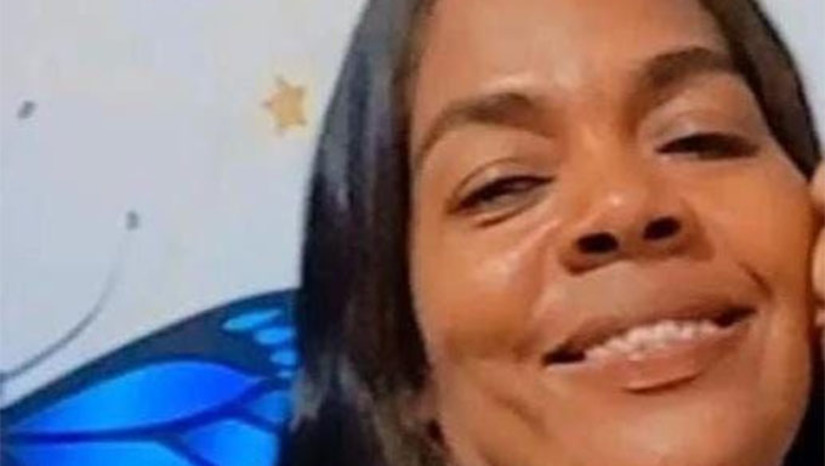 Imagem 1 - Leidiane Messias Lopes, de 40 anos, foi encontrada morta dentro de casa após homens armados arrombarem o imóvel e efetuarem disparos de espingarda calibre 12. Segundo a polícia, o alvo seria o companheiro da vítima, que não foi localizado. Testemunhas relataram que os suspeitos chegaram em um veículo, invadiram a residência, atiraram e fugiram em seguida. A Polícia Civil investiga o caso e trabalha com a hipótese de que a mulher não era o alvo principal do crime. Com o ocorrido, Mossoró chega ao 16º homicídio registrado em 2026, sendo o segundo em menos de 24 horas. Imagem 1 - Leidiane Messias Lopes, de 40 anos, foi encontrada morta dentro de casa após homens armados arrombarem o imóvel e efetuarem disparos de espingarda calibre 12. Segundo a polícia, o alvo seria o companheiro da vítima, que não foi localizado. Testemunhas relataram que os suspeitos chegaram em um veículo, invadiram a residência, atiraram e fugiram em seguida. A Polícia Civil investiga o caso e trabalha com a hipótese de que a mulher não era o alvo principal do crime. Com o ocorrido, Mossoró chega ao 16º homicídio registrado em 2026, sendo o segundo em menos de 24 horas.