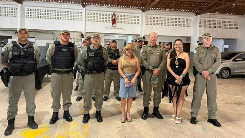 Imagem 1 - O Comandante-Geral da Polícia Militar Coronel Alarico, acompanhou pessoalmente a folia na cidade e destacou a organização e o trabalho integrado das equipes. De acordo com o sargento Cledinilson, responsável pelo destacamento local, o balanço da festa foi extremamente positivo. Cerca de 130 agentes de segurança atuaram ao longo do evento, garantindo a tranquilidade dos foliões e reforçando a presença da polícia em todos os polos de festa. Imagem 1 - O Comandante-Geral da Polícia Militar Coronel Alarico, acompanhou pessoalmente a folia na cidade e destacou a organização e o trabalho integrado das equipes. De acordo com o sargento Cledinilson, responsável pelo destacamento local, o balanço da festa foi extremamente positivo. Cerca de 130 agentes de segurança atuaram ao longo do evento, garantindo a tranquilidade dos foliões e reforçando a presença da polícia em todos os polos de festa.