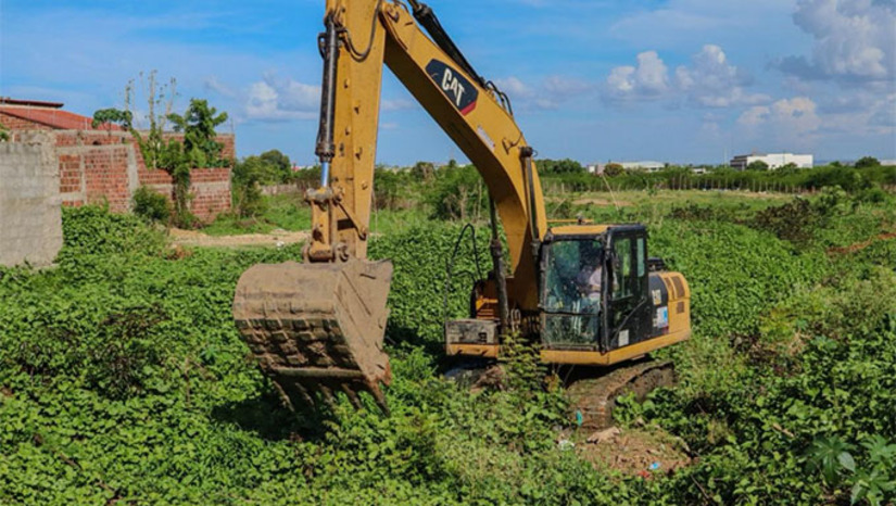 Imagem 1 - A Prefeitura de Mossoró realiza manutenção preventiva no canal que liga os bairros Resistência, Santa Delmira, Redenção e Parque das Rosas. Coordenada pela Semsur, a ação inclui limpeza e retirada de resíduos para melhorar o escoamento da água, prevenir alagamentos e reforçar a orientação contra o descarte irregular de lixo. Imagem 1 - A Prefeitura de Mossoró realiza manutenção preventiva no canal que liga os bairros Resistência, Santa Delmira, Redenção e Parque das Rosas. Coordenada pela Semsur, a ação inclui limpeza e retirada de resíduos para melhorar o escoamento da água, prevenir alagamentos e reforçar a orientação contra o descarte irregular de lixo.