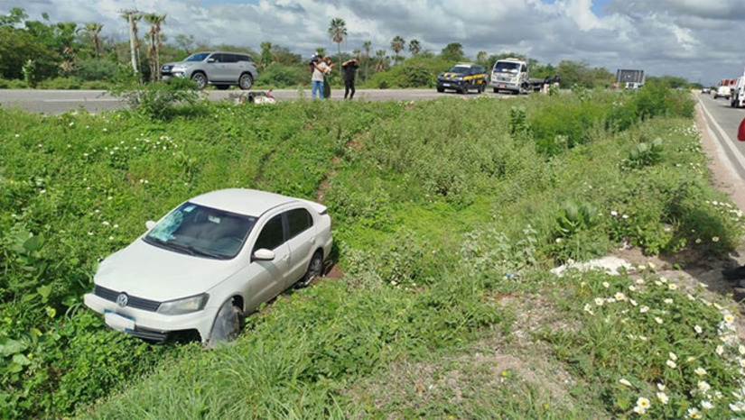 Imagem 1 - De acordo com a PRF, o carro seguia no sentido crescente da rodovia quando a motocicleta teria atravessado a pista para fazer o retorno. Com o impacto, o veículo desceu o vale central e a moto ficou destruída. A motociclista, Maria da Piedade Neta, de 47 anos foi estabilizada no local pela equipe do SAMU e conduzida para o HRTM com suspeita de traumatismo craniano grave. O capacete da motociclista possivelmente não estava afivelado corretamente. O motorista permaneceu no local, fez teste do bafômetro, que deu negativo. A dinâmica do acidente será confirmada por perícia. Imagem 1 - De acordo com a PRF, o carro seguia no sentido crescente da rodovia quando a motocicleta teria atravessado a pista para fazer o retorno. Com o impacto, o veículo desceu o vale central e a moto ficou destruída. A motociclista, Maria da Piedade Neta, de 47 anos foi estabilizada no local pela equipe do SAMU e conduzida para o HRTM com suspeita de traumatismo craniano grave. O capacete da motociclista possivelmente não estava afivelado corretamente. O motorista permaneceu no local, fez teste do bafômetro, que deu negativo. A dinâmica do acidente será confirmada por perícia.