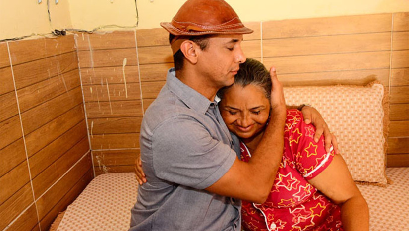 Imagem 1 - A dona de casa Alzenir, moradora do bairro Doze Anos, relatou com emoção o atendimento recebido no Hospital Municipal Francisca Conceição da Silva, primeiro hospital municipal de Mossoró, inaugurado em 15 de janeiro deste ano. Após esperar um ano, ela conseguiu realizar a cirurgia para retirada de três pedras na vesícula e já está em casa, em recuperação. Alzenir elogiou a estrutura e o atendimento da unidade. Segundo ela, o hospital parece “de primeira”. A unidade já realizou mais de 1.300 procedimentos, entre cirurgias, exames e consultas. Imagem 1 - A dona de casa Alzenir, moradora do bairro Doze Anos, relatou com emoção o atendimento recebido no Hospital Municipal Francisca Conceição da Silva, primeiro hospital municipal de Mossoró, inaugurado em 15 de janeiro deste ano. Após esperar um ano, ela conseguiu realizar a cirurgia para retirada de três pedras na vesícula e já está em casa, em recuperação. Alzenir elogiou a estrutura e o atendimento da unidade. Segundo ela, o hospital parece “de primeira”. A unidade já realizou mais de 1.300 procedimentos, entre cirurgias, exames e consultas.