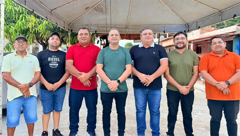 Imagem 1 -  A obra contempla uma área total de 1.754 metros quadrados de pavimentação em paralelepípedo, com um investimento superior a R$ 164 mil, garantindo mais mobilidade, segurança e dignidade para quem vive na comunidade. "Cada rua pavimentada representa mais qualidade de vida, mais valorização das famílias e mais desenvolvimento para o nosso município”, destacou o prefeito Sabino Neto